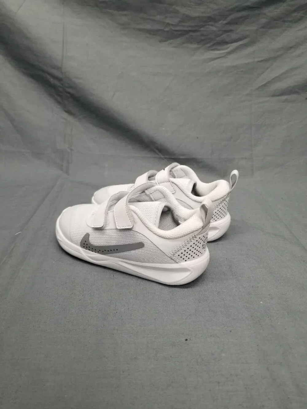 Nike Omni Multi-Court Low Slip On Sneakers Kids Size 5c White Silver NEW IN BOX!